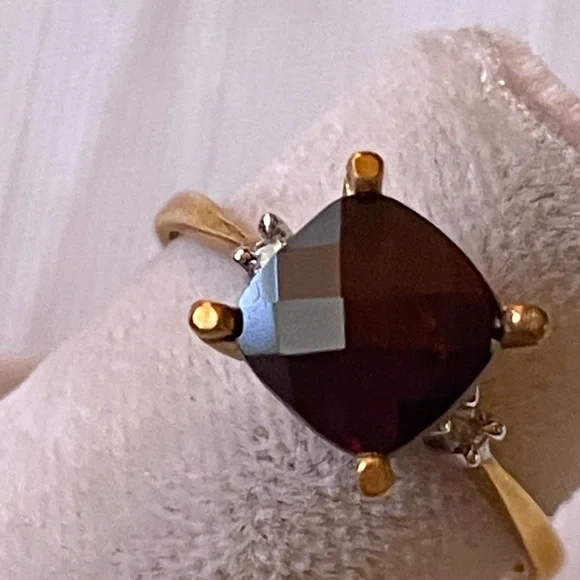 18K Yellow Gold 1.5 CTW checkered Garnet & Diamondsring size 6.5